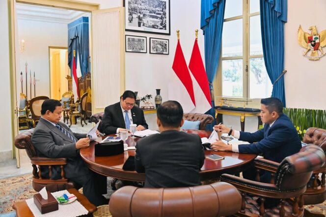 
					Foto: Kegiatan rapat terbatas (ratas) bersama sejumlah menteri Kabinet Merah Putih di Istana Merdeka (Dok. Instagram/@sekretariat.kabinet)