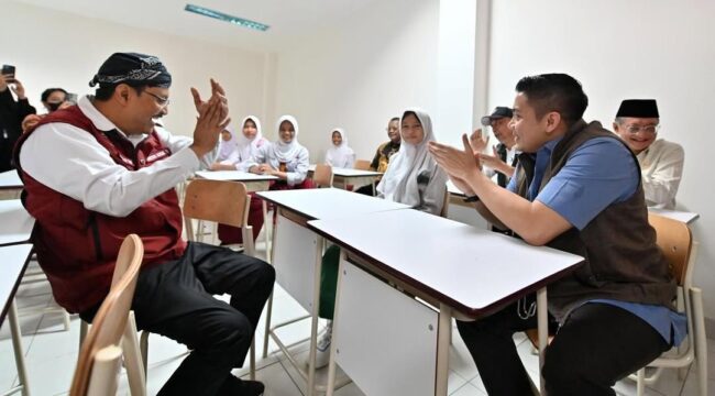 Foto: Sekretaris Kabinet Teddy Indra Wijaya saat meninjau langsung perkembangan pembangunan salah satu Sekolah Rakyat (Dok. @sekretariat.kabinet)