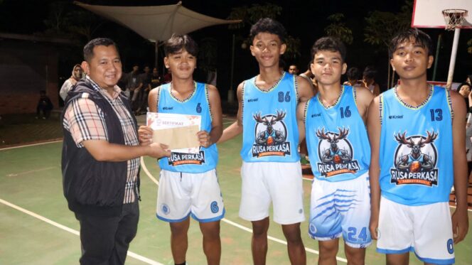 
					Foto: Bupati Penajam Paser Utara (PPU), Mudyat Noor, menghadiri langsung pertandingan final turnamen bola basket antar pelajar kelompok usia 17 tahun (KU-17) (Dok.Humas PPU)