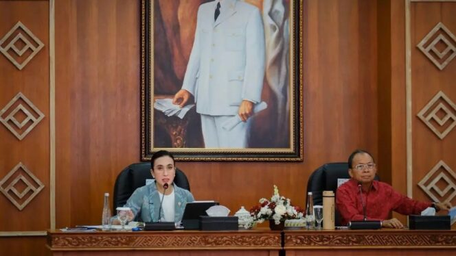 
					Foto: Pertemuan kehormatan (Courtesy Meeting) Menteri Pariwisata (Menpar) Widiyanti Putri Wardhana bersama Gubernur Bali Wayan Koster (Dok. Kemenpar RI)