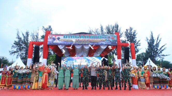 
					Foto: Kodam VI/Mulawarman menggelar acara syukuran HUT ke-67 (Dok. Pendam VI/Mlw)