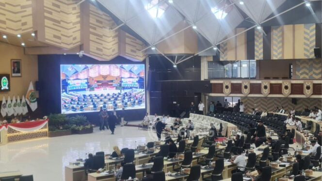 
					Foto: Suasana Rapat Paripurna ke-17, Rabu 11 Juni 2025.(CahayaBorneo/QLA)