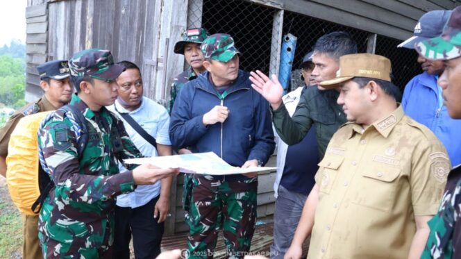 
					Foto: Danjen Kopassus Mayjen TNI Djon Afriyandi bersama Bupati PPU H. Mudyat Noor saat meninjau lokasi rencana pengembangan satuan operasi Kopassus di wilayah strategis (Dok. Humas PPU)