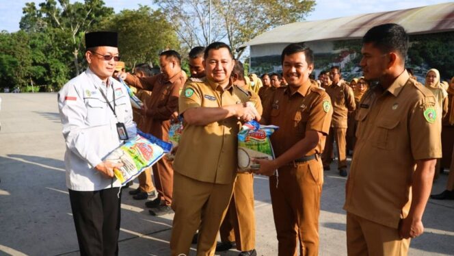 
					Foto: Bupati Penajam Paser Utara (PPU), Mudyat Noor saat peluncuran beras Perumda “Benuo Taka” (Dok. Humas PPU)