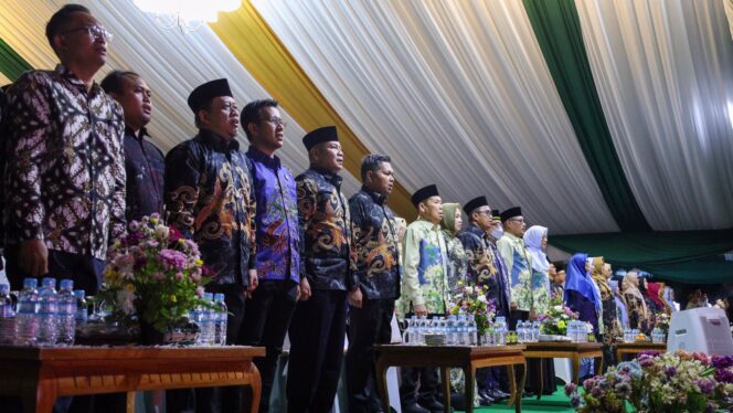 
					Foto: Sekretaris Daerah Drs. H. Tohar, MM,  menghadiri acara penutupan Musabaqah Tilawatil Qur’an (MTQ) ke-45 Tingkat Provinsi Kalimantan Timur (Dok. Humas PPU)