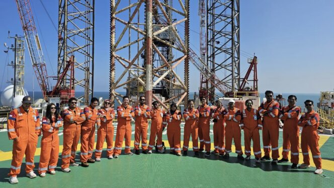 
					Foto: Wartawan diajak mengujungi fasilitas produksi lepas pantai (offshore), yakni menara pengeboran (rig) dan Lapangan Yakin, yang dikelola PHKT di Daerah Operasi Bagian Selatan (DOBS) pada 24 Juli 2025. (DOK. Pertamina)