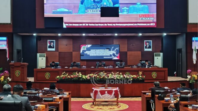 
					Foto : Rapat paripurna membahas terkait dengan penyampaian laporan Badan Anggaran DPRD PPU terhadap Rancangan Peraturan Daerah (Raperda) tentang pertanggungjawaban pelaksanaan Anggaran Pendapatan dan Belanja Daerah (APBD) Tahun Anggaran 2024 Kabupaten PPU, (Dok: CahayaBorneo/AJI)