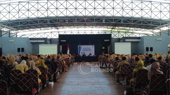 
					Foto : kegiatan sosialisasi survey penilaian integritas pengelolaan keuangan dan penyalahgunaan dana Bantuan Operasional Sekolah (BOS) pada satuan pendidikan seluruh Kecamatan PPU, (Dok : CahayaBorneo/AJI)