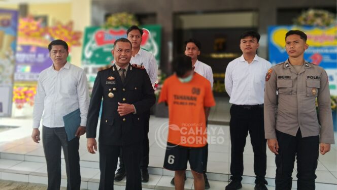 
					
Foto : Pelaku R yang telah diamankan oleh Polres PPU bersama barang bukti, (Dok : CahayaBorneo/AJI)