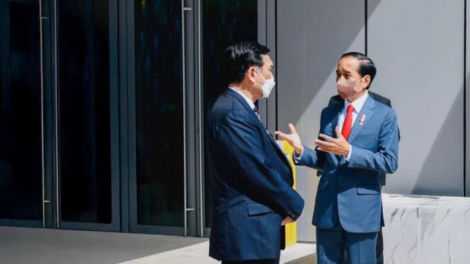 
					Foto: Pertemuan Menteri Koordinator Bidang Kemaritiman dan Investasi Indonesia, Luhut Binsar Pandjaitan, dengan Presiden ke-7 RI, Joko Widodo (Dok. instagram/@luhut.pandjaitan)