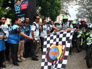 Foto: Bupati Mudyat Noor memberangkatkan secara resmi 360 rider motor trail adventure dalam ajang bertajuk “Reborn Kejam”  (Dok. Diskominfo Penajam)