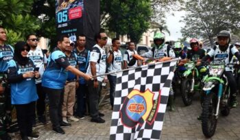 Foto: Bupati Mudyat Noor memberangkatkan secara resmi 360 rider motor trail adventure dalam ajang bertajuk “Reborn Kejam”  (Dok. Diskominfo Penajam)