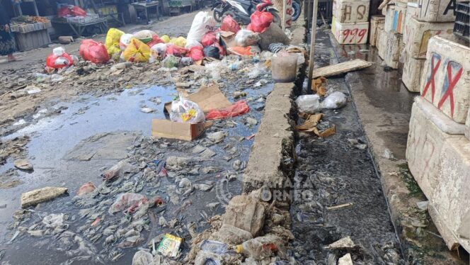 
					Foto : Kawasan Kumuh yang terletak di Pasar Petung, (Dok : CahayaBorneo/AJI)