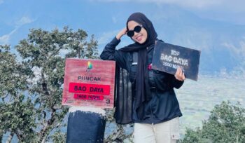 Foto: Baiq Fitri saat di puncak bukit Bao Daya (Dok. Baiq Fitri)