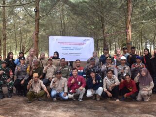 Foto: Kegiatan penanaman 200 bibit pohon Cemara Udang di kawasan Pantai Biru Kersik, Kecamatan Marangkayu (Dok. PHKT)