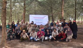 Foto: Kegiatan penanaman 200 bibit pohon Cemara Udang di kawasan Pantai Biru Kersik, Kecamatan Marangkayu (Dok. PHKT)