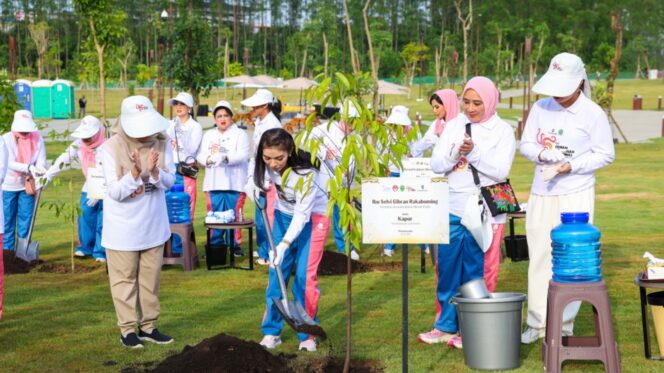 
					Foto: Istri Wakil Presiden RI, Selvi Ananda Gibran Rakabuming, didampingi Kepala Otorita IKN, Basuki Hadimuljono, serta Penasehat DWP OIKN, Kartika Basuki Hadimuljono. (DOK. HUMAS OIKN)
