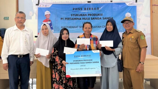
					Foto: PHSS menyalurkan bantuan sosial berupa paket sembako dan uang tunai kepada lima desa di Kecamatan Muara Badak (Dok. PHSS)