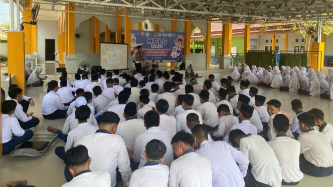 
					Foto: Kegiatan sosialisasi pendidikan lalu lintas secara serentak di sejumlah sekolah yang ada di wilayah Kabupaten PPU (Dok. Polres PPU)