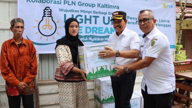 
					Foto: Wakil Bupati Penajam Paser Utara (PPU), Abdul Waris Muin, menghadiri langsung momen penyalaan serentak Program Light Up The Dream (Dok. Humas PPU)