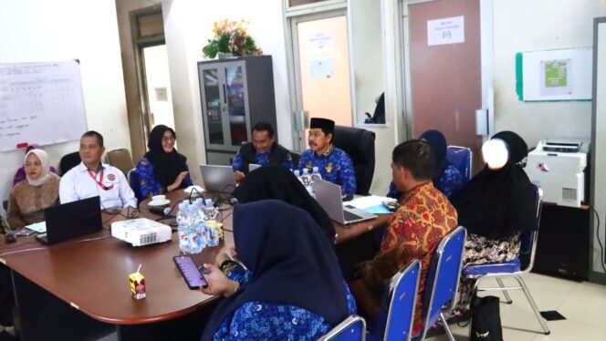 
					Foto: Wakil Bupati Penajam Paser Utara (PPU), Abdul Waris Muin, menghadiri mediasi daring yang difasilitasi oleh Unit Pelaksana Teknis Daerah (UPTD) Perlindungan Perempuan dan Anak (PPA)  (Dok. Humas PPU)