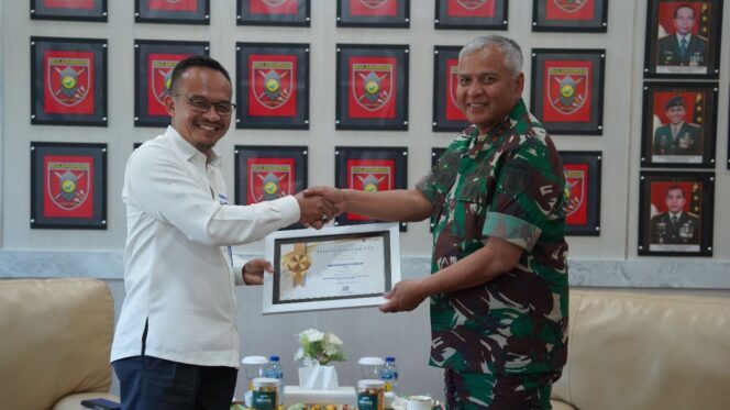 
					Foto: Penyerahan penghargaan oleh KPPN Balikpapan atas capaian kinerja Kodam VI/Mulawarman (Dok. Pendam VI/Mlw)
