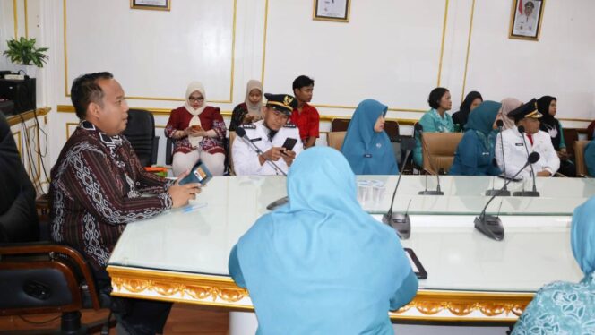 
					Foto: Pembukaan secara resmi Lomba Camat Berprestasi tingkat kabupaten tahun 2025  oleh Asisten Pemerintahan dan Kesejahteraan Rakyat Sekretariat Daerah PPU, Nicko Herlambang (Dok. Humas PPU)