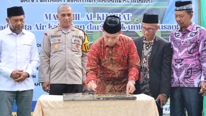 
					Foto: Sekretaris Daerah Kabupaten Penajam Paser Utara (PPU), H. Tohar meresmikan Masjid Raudhah (Dok. Humas PPU)