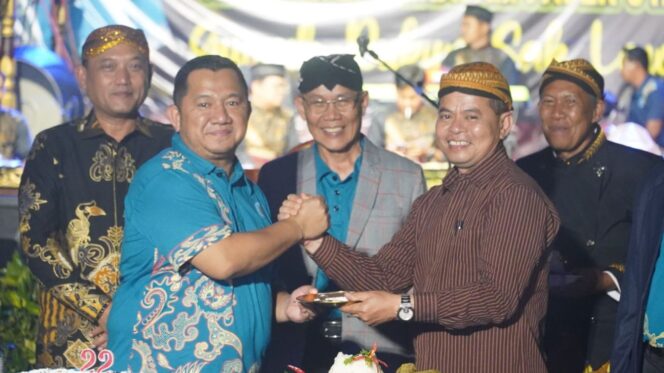 
					Foto: Bupati PPU Mudyat Noor dan Wakil Gubernur Kalimantan Timur (Kaltim) Seno Aji saat menghadiri Hari Ulang Tahun (HUT) ke-22 Ikatan Paguyuban Keluarga Tanah Jawi (Ikapakarti) (Dok. Humas PPU)