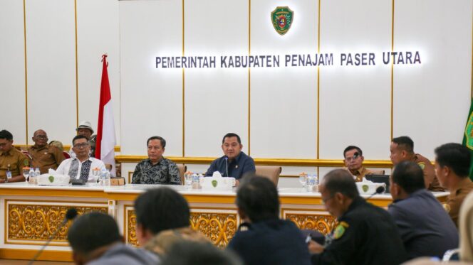 
					Foto: Bupati Penajam Paser Utara (PPU), H. Mudyat Noor, S.Hut buka acara peluncuran dan sosialisasi Program Sekolah Inovasi Desa hasil kolaborasi antara Pemerintah Kabupaten PPU dengan Universitas Gadjah Mada (UGM) (Dok. Humas PPU)