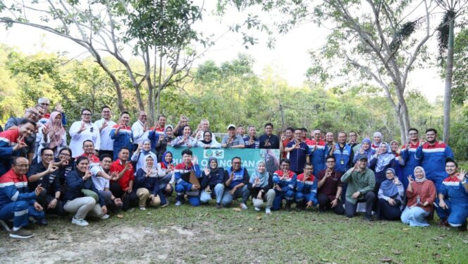
					Foto: Dewan Komisaris PT Pertamina (Persero) melakukan kunjungan kerja ke wilayah operasi salah satu anak perusahaan PT Pertamina Hulu Indonesia (PHI), yakni PT Pertamina Hulu Sanga Sanga (Dok. PHSS)