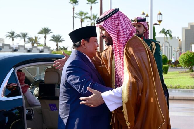 
					Foto: Pertemuan bilateral tingkat tinggi Presiden Republik Indonesia, Prabowo Subianto dengan Putra Mahkota sekaligus Perdana Menteri Arab Saudi, Mohammed bin Salman Al Saud (Dok. Instagram/@sekretariat.kabinet)