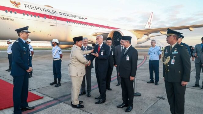 
					Foto: Kedatangan Presiden RI, Prabowo Subianto di Pangkalan Angkatan Udara Galeão, Rio de Janeiro, Brasil (Dok. instagram/@Prabowo)