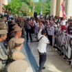 Foto : Demonstrasi yang dilaksanakan oleh persatuan guru honorer didepan kantor Pemda PPU, (Dok : CahayaBorneo/AJI)

 
