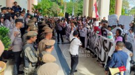 Foto : Demonstrasi yang dilaksanakan oleh persatuan guru honorer didepan kantor Pemda PPU, (Dok : CahayaBorneo/AJI)

 