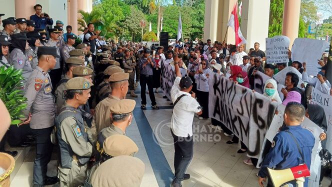 
					Foto : Demonstrasi yang dilaksanakan oleh persatuan guru honorer didepan kantor Pemda PPU, (Dok : CahayaBorneo/AJI)

 