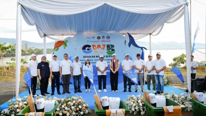 
					Foto: Kementerian Pariwisata (Kemenpar) bersama Dinas Kesehatan Kota Manado mengadakan Cek Kesehatan Gratis bagi siswa sekolah dasar (SD) yang sekaligus menjadi bagian dari Bakti Sosial Pengobatan Gratis (Dok. Kemenpar RI)