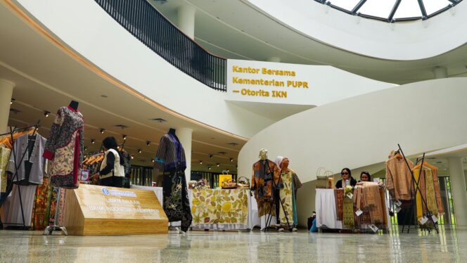 
					Foto: Otorita IKN bersama Indonesian Diaspora Network (IDN) Global menyelenggarakan rangkaian acara inspiratif: Bazaar Nusantara, Trade Exhibition Designer Eco Fashion Nusantara, dan Pameran Foto Nusantara (Dok. Humas OIKN)