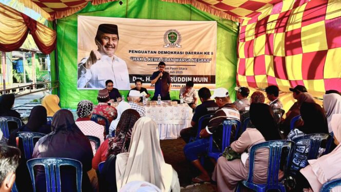 
					Foto: Anggota DPRD Provinsi Kalimantan Timur, Baharuddin Muin, menggelar kegiatan Penguatan Demokrasi Daerah di Penajam. (DOK. Istimewa)