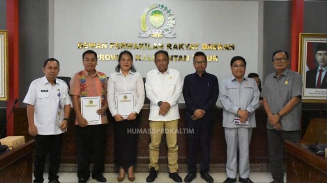 
					Foto: Penyerahan SK oleh Komisi I DPRD Kaltim. (Dok Humas DPRD Kaltim)