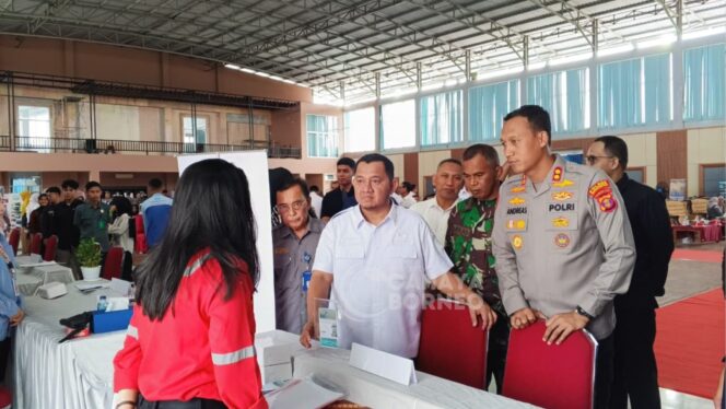 
					Foto : Bupati PPU Mudyat Noor saat menghadiri acara job fair 2025, (Dok : CahayaBorneo/AJI)


