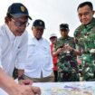 Foto: Kepala Otorita Ibu Kota Nusantara (IKN) Basuki Hadimuljono, bersama Sekretaris Jenderal Kementerian Pertahanan RI Letnan Jenderal TNI Tri Budi Utomo, meninjau progres pembangunan Sekolah Taruna Nusantara IKN pada Rabu (13/08/2025). (DOK. Humas OIKN)