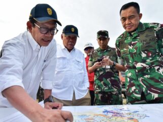 Foto: Kepala Otorita Ibu Kota Nusantara (IKN) Basuki Hadimuljono, bersama Sekretaris Jenderal Kementerian Pertahanan RI Letnan Jenderal TNI Tri Budi Utomo, meninjau progres pembangunan Sekolah Taruna Nusantara IKN pada Rabu (13/08/2025). (DOK. Humas OIKN)
