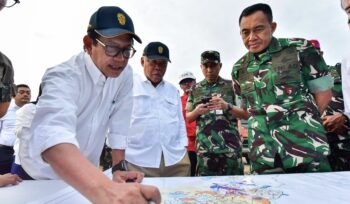 Foto: Kepala Otorita Ibu Kota Nusantara (IKN) Basuki Hadimuljono, bersama Sekretaris Jenderal Kementerian Pertahanan RI Letnan Jenderal TNI Tri Budi Utomo, meninjau progres pembangunan Sekolah Taruna Nusantara IKN pada Rabu (13/08/2025). (DOK. Humas OIKN)