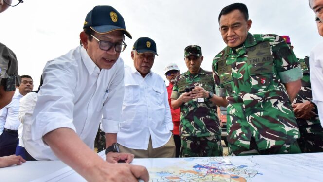 
					Foto: Kepala Otorita Ibu Kota Nusantara (IKN) Basuki Hadimuljono, bersama Sekretaris Jenderal Kementerian Pertahanan RI Letnan Jenderal TNI Tri Budi Utomo, meninjau progres pembangunan Sekolah Taruna Nusantara IKN pada Rabu (13/08/2025). (DOK. Humas OIKN)