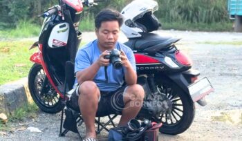 Foto: Muhammad Kamal Idris (30) saat mengabadikan momen-momen pengendara motor di salah satu spot di Kawasan Kecamatan Penajam. (DOK. CB/DMS)