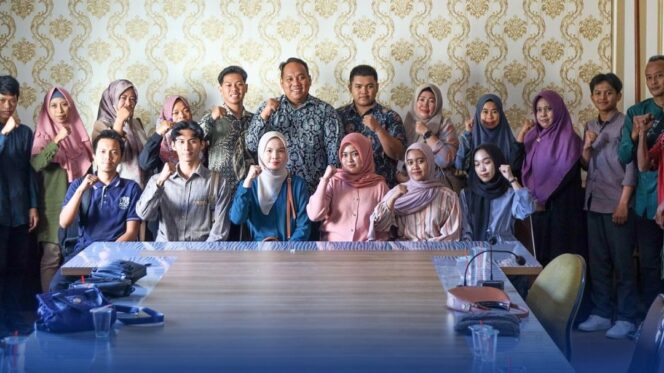 
					Foto: pemberian beasiswa penuh kepada 11 putra-putri terbaik dari daerah untuk melanjutkan pendidikan di Bali International Management (BIM) University (Dok. Humas PPU)