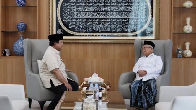 
					Foto: Presiden Prabowo Subianto melakukan kunjungan ke kediaman Wakil Presiden ke-13 Republik Indonesia, K.H. Ma’ruf Amin (Dok. BPMI Setpres)