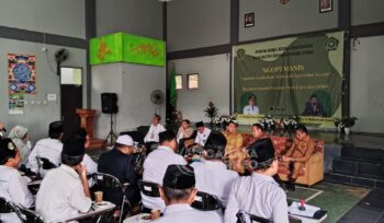 Foto: Bupati PPU bersama Kadis Disdikpora PPU, Andi Singkkeru, dan guru (Dok: CahayaBorneo/AJI)