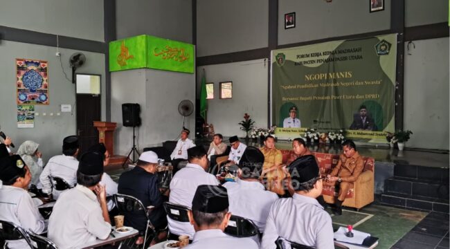 Foto: Bupati PPU bersama Kadis Disdikpora PPU, Andi Singkkeru, dan guru (Dok: CahayaBorneo/AJI)